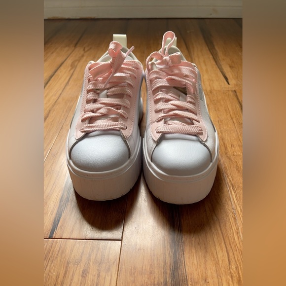 Woman’s puma shoes - Picture 3 of 3